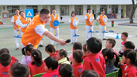 地元幼稚園での交通安全講習（佛山）