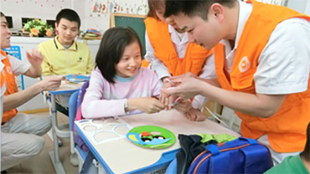 地元小学校の障がい児童への教育支援活動（佛山）