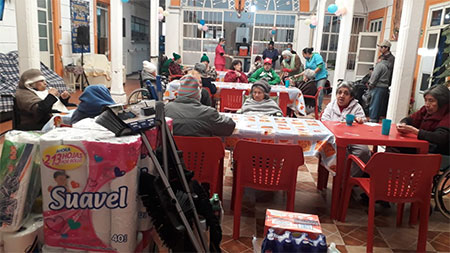 高齢者への食品・生活消耗品の支援活動（メキシコ）