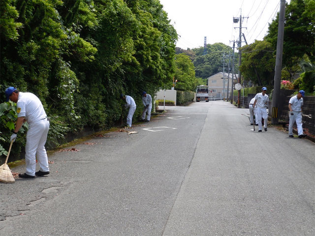 事業所周辺道路の清掃も実施しました