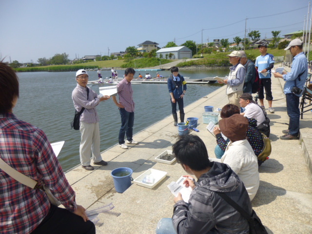 佐鳴湖についてのお話を真剣に聞く当社参加者達