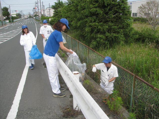 天竜工場　会社前の道路の側溝清掃、ゴミ拾いの様子