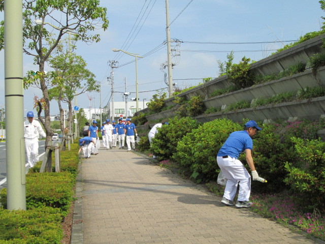 浜北工場　会社前の道路の草取り、ゴミ拾いの様子