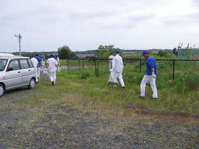 鈴鹿工場 会社周辺のゴミ拾いの様子
