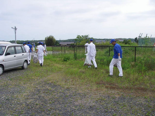 鈴鹿工場　会社周辺のゴミ拾いの様子