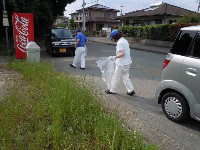 九州エフ・シー・シー　近隣住宅地のゴミ拾いの様子