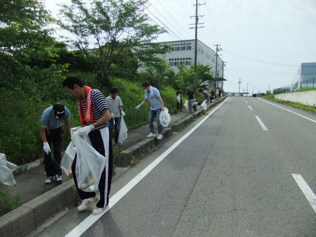 工場を出て県道643号へ、 すでにゴミが落ちています