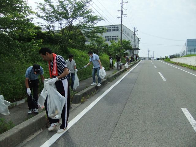 工場を出て県道643号へ、　　　　　　　　　　すでにゴミが落ちています