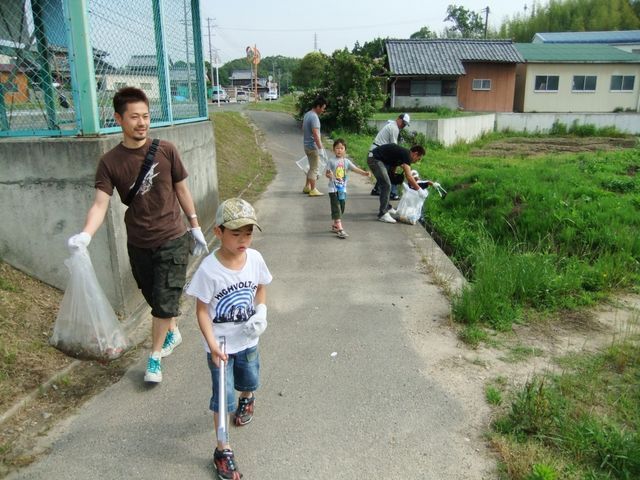 学校に近づくころにはゴミ袋も重くなってきています