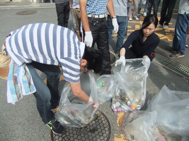 小学校に到着、　　　　　　　　　　　　　　　　　回収したゴミは空き缶類が目立ちました