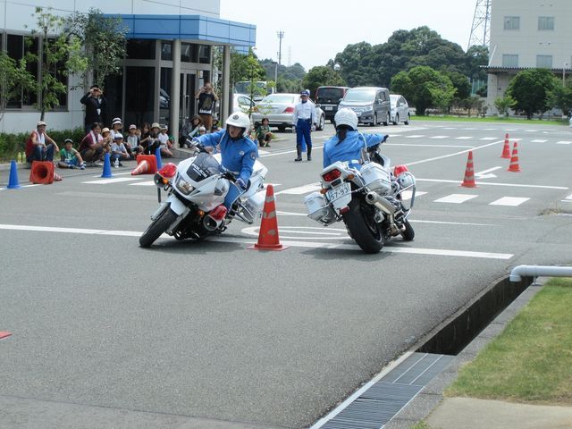 華麗な女性白バイ隊ショー