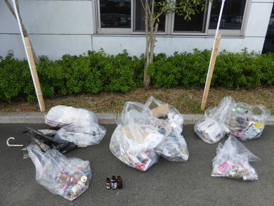 回収したゴミはプラスチックや缶や瓶のほか、傘までありました