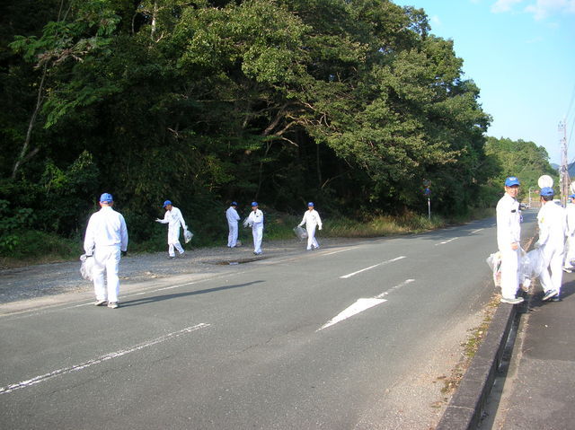 歩道のゴミ拾い