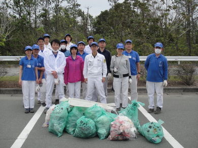 参加者と、回収したゴミ