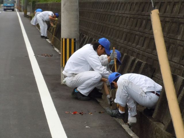 側溝の中も清掃