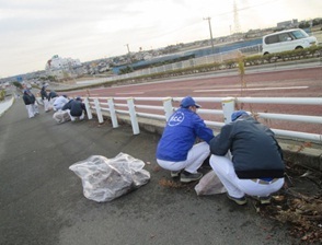 歩道のゴミ拾い