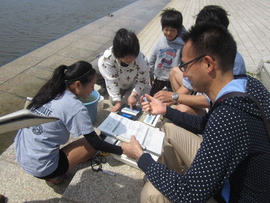 みんなで水の中に溶けている酸素の量を確認