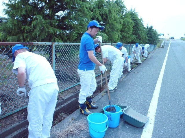 天竜工場　参加者全員で外周道路の側溝をきれいにしました