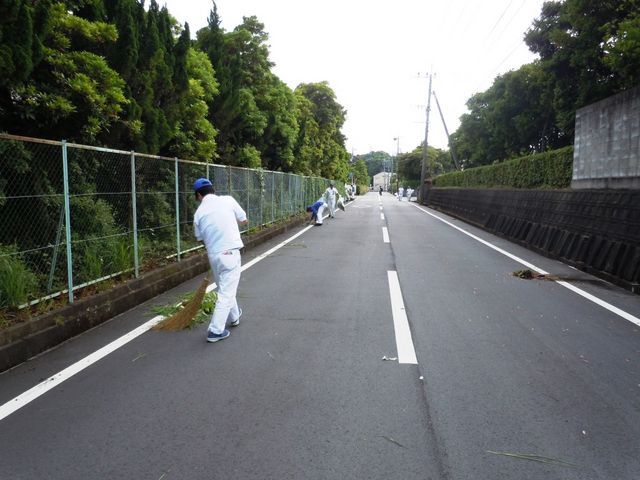 九州エフ・シー・シー　近隣地域の落ち葉回収やゴミ拾いをしました