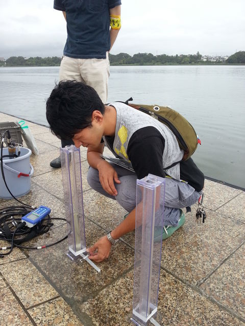 測定器で湖水の透明度を測ります