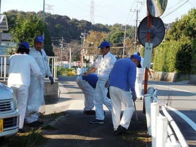 工場近隣の住宅地道路沿いをゴミ拾い