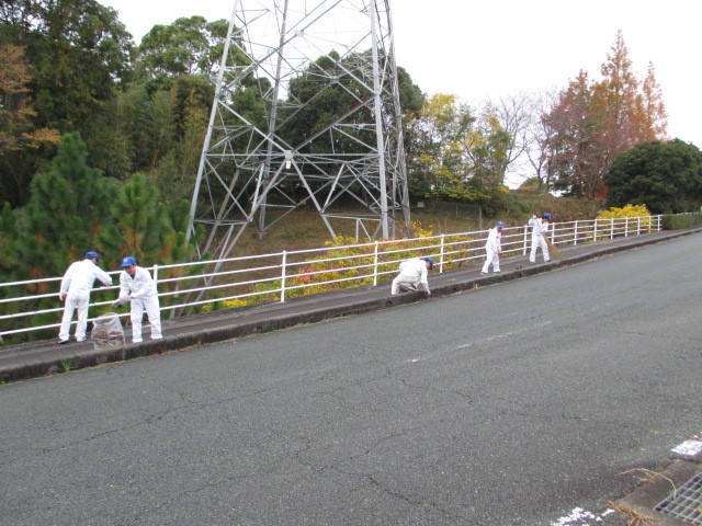 周辺道路のゴミもみんなで拾いました