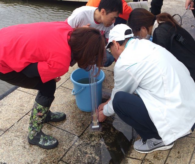 湖水を入れた管の底を見て透明度をチェック