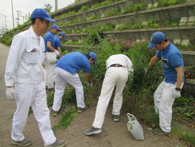 浜北工場　周辺道路の草刈りやゴミ拾い・側溝清掃をしました