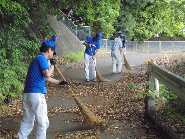 細江工場　周辺道路の清掃や落ち葉掃きなどを行いました