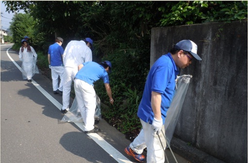 九州エフ・シー・シー　近隣地域の草刈りやゴミ拾いをしました