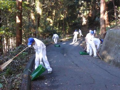 500mほどの山道を手分けしての美化活動