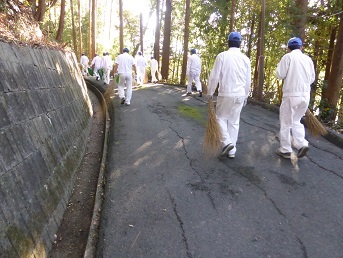 側溝も道路もスッキリしました！