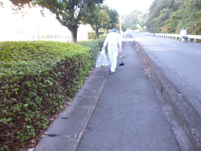 周辺道路のゴミ拾い（技術研究所）