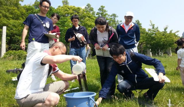 透明度計で湖水の透明度をチェック