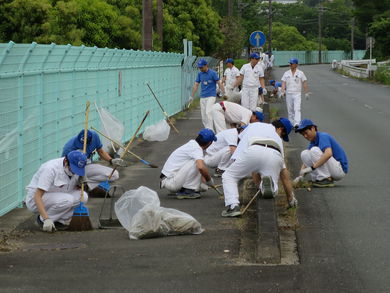 生産技術センター　周辺道路の草刈りやゴミ拾いをしました