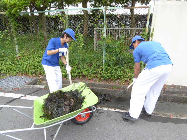 九州エフ・シー・シー　側溝掃除や近隣地域のゴミ拾いをしました