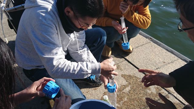 注射筒とろ紙で湖水をろ過