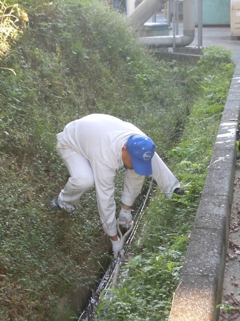 近隣の浦川内貯水池の環境保全のため、構内の側溝清掃も行いました