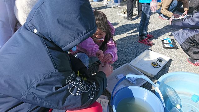 パックに湖水を吸い込ませます