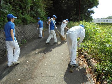 細江工場　周辺道路の清掃や落ち葉掃きなどを行いました