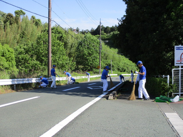 本社/技術研究所/生産技術センター　周辺道路や公園の草取りやゴミ拾いをしました