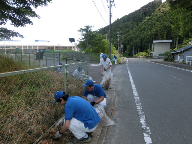 渡ケ島工場　周辺道路の草取りやゴミ拾いをしました