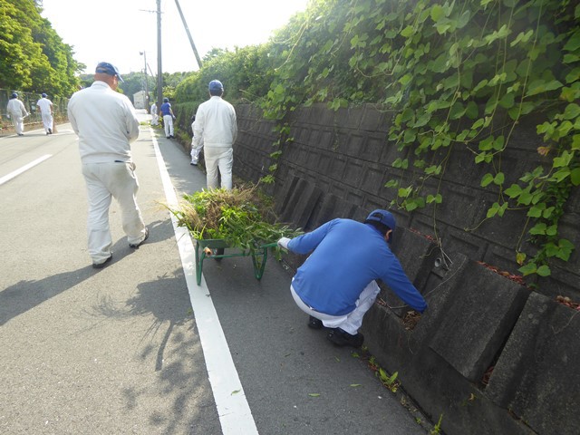 九州エフ・シー・シー　側溝掃除や近隣地域のゴミ拾いをしました