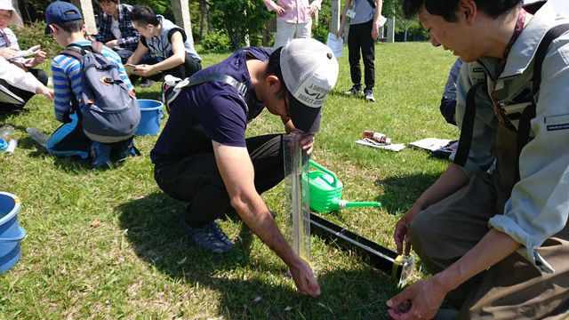 筒の底の印が見えたらストップして透明度の確認