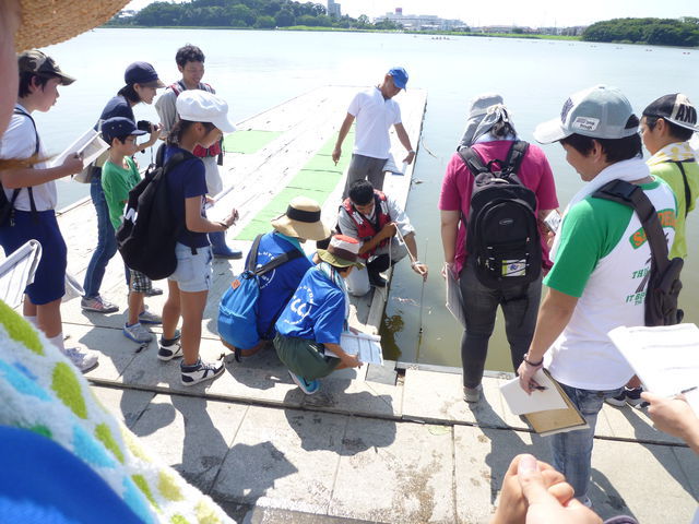 沈めた円盤がどの深さまで見えるか、観察！