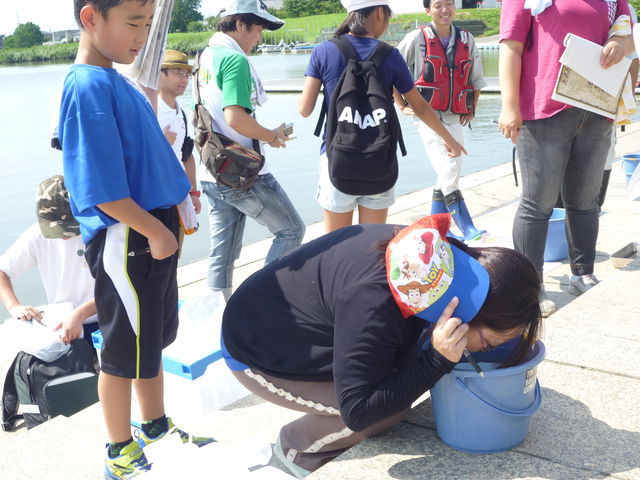 湖水を五感で確認。お母さん、どんな匂いする？