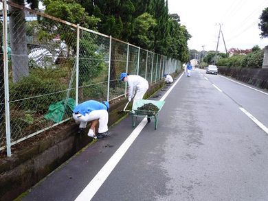 ゴミ拾いと側溝清掃おつかれさまでした！