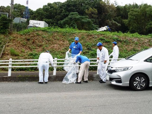 通勤道路のゴミを拾います