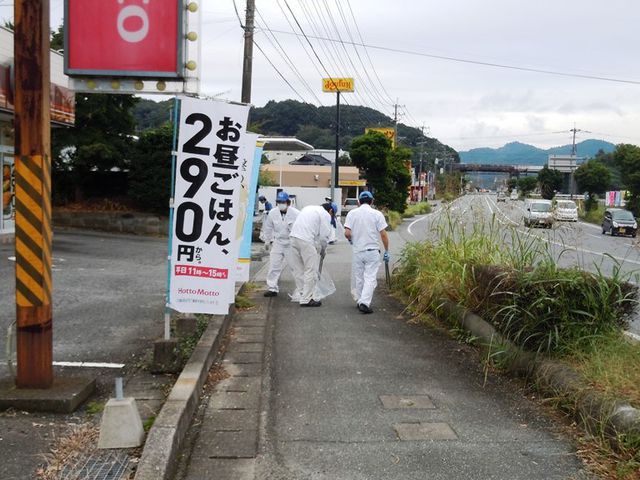 歩道にもゴミが捨てられています