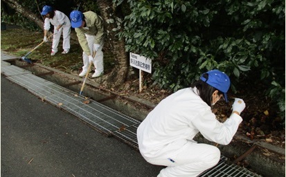 本社　落ち葉の堆積を防ぐため側溝清掃をしました